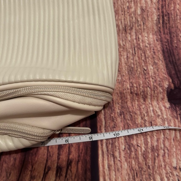 Dezi Pavk It All Multi Purpose Travel Tote in Off White - Picture 3 of 5